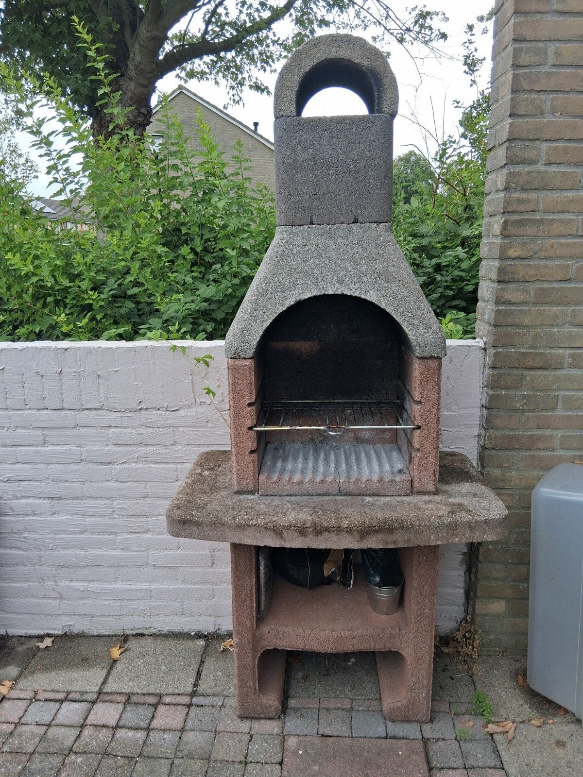 Robuuste stenen barbecue met schoorsteen, Ophalen, Gebruikt, Onbekend