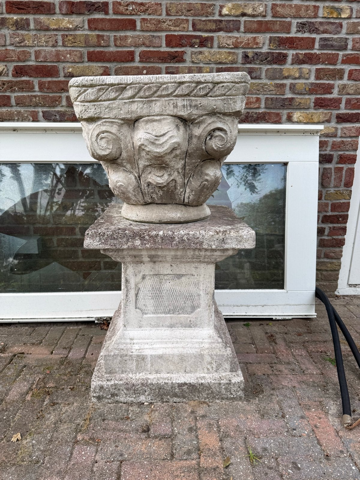 Antieke stenen bloembak op sokkel - Tuin/Balkon, Ophalen, Steen, Gebruikt, Balkon