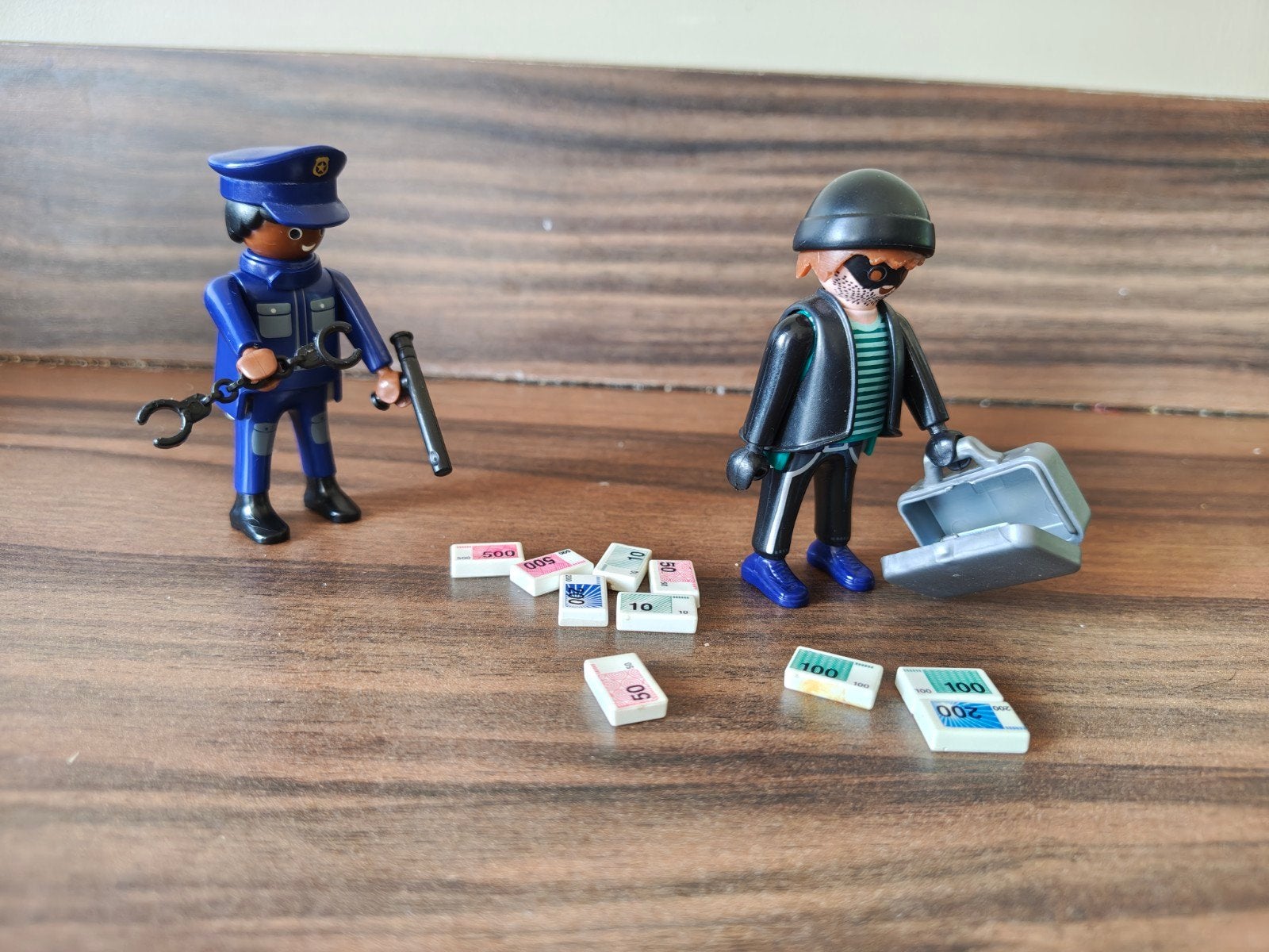 62. Playmobil Politieagent en Boef met koffer en geld, Ophalen of Verzenden, Gebruikt, Complete set