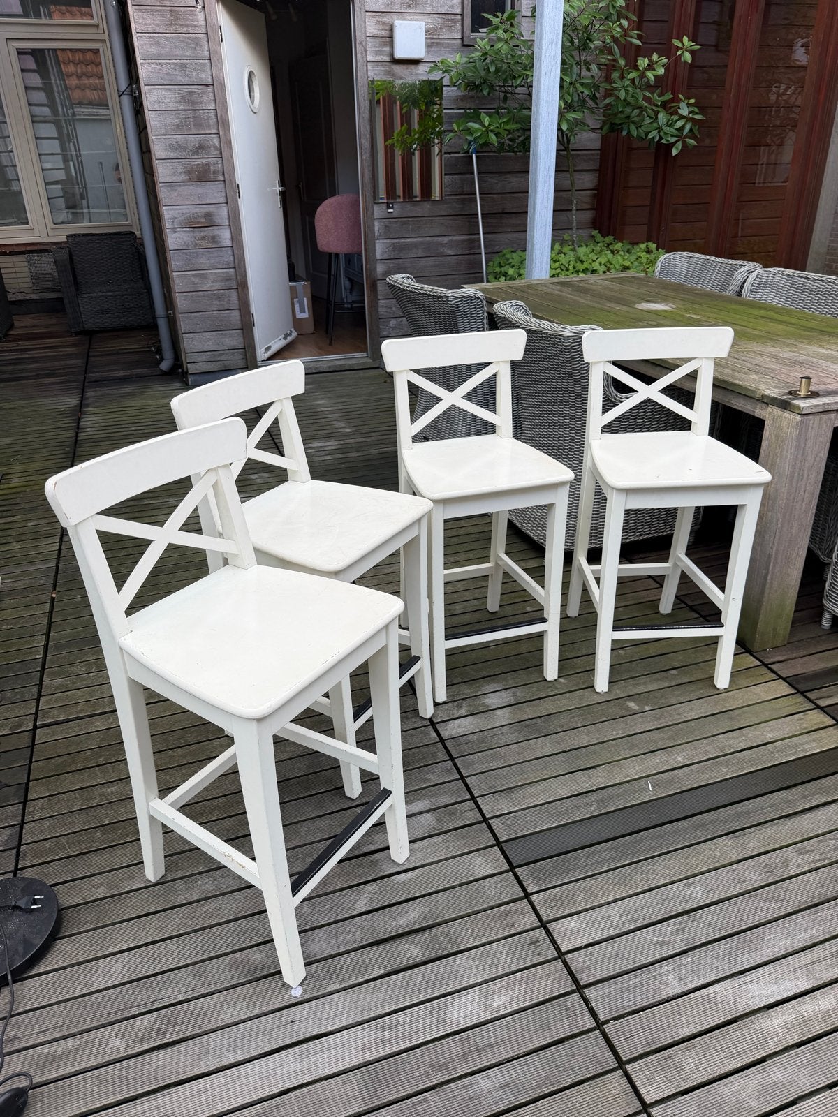 Set van 4 witte houten barkrukken met rugleuning, Gebruikt, Met voetsteun, Ophalen of Verzenden, 90 cm of meer