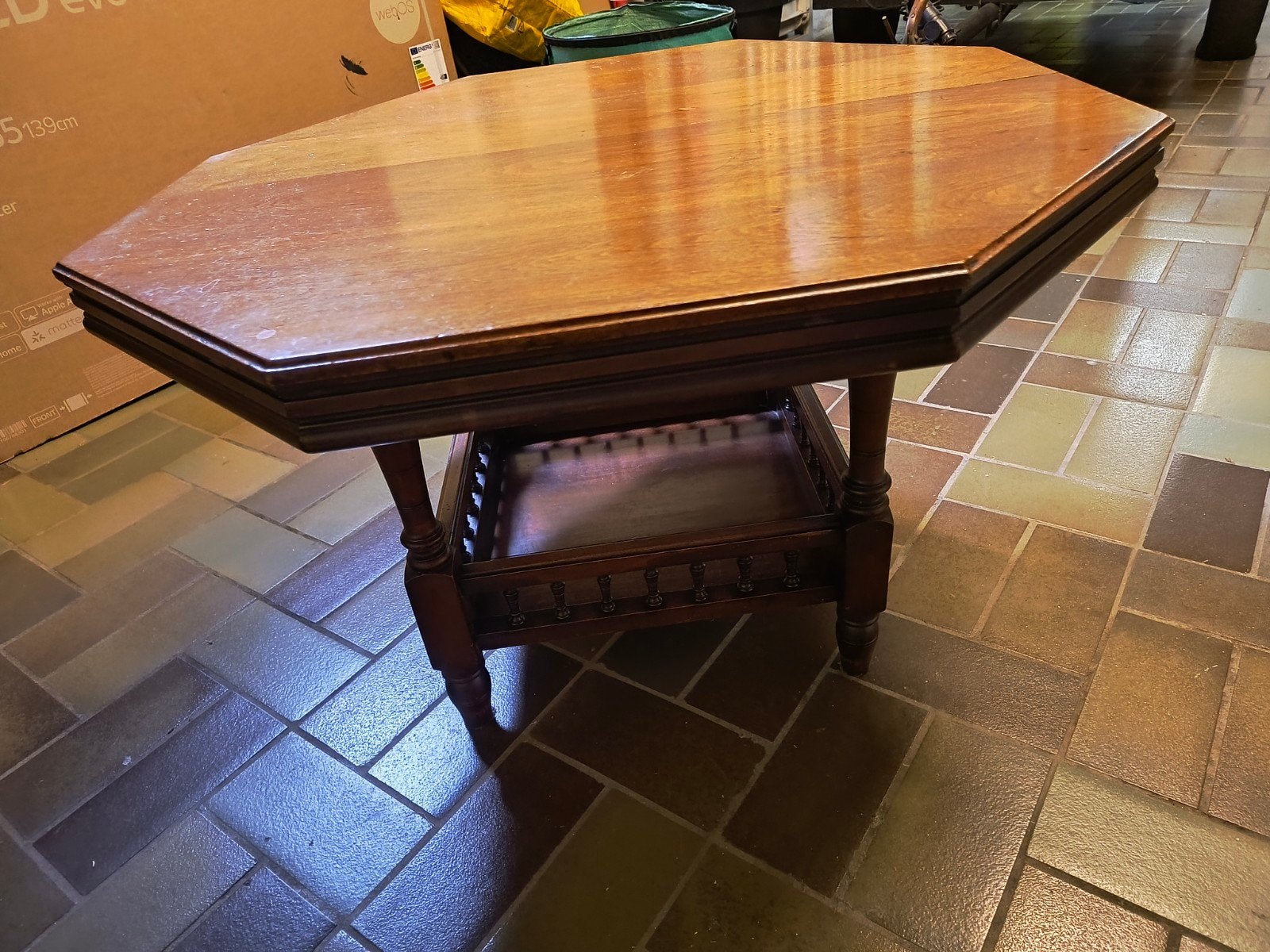 Antieke achthoekige salontafel met onderblad, Ophalen of Verzenden