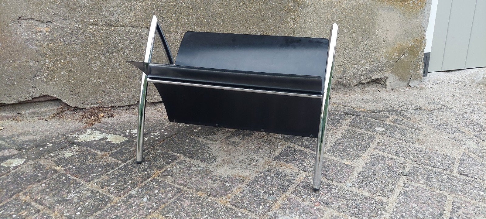 Vintage krantenbak zwart met chroom metaal, Ophalen, Metaal, Lectuurbak, Postmodern