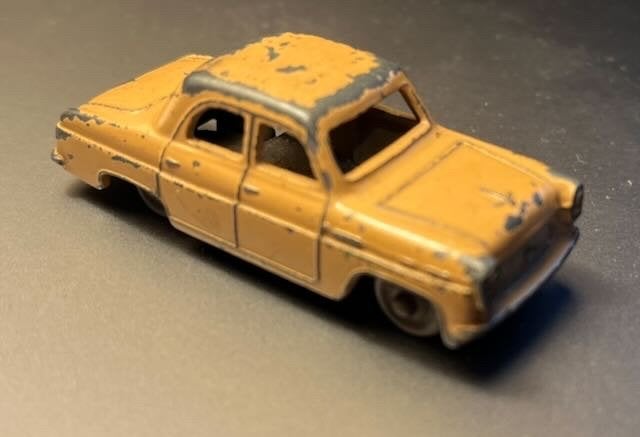 Dinky Toys Tan Dublo Ford Prefect 1958, Ophalen of Verzenden, Gebruikt, Auto