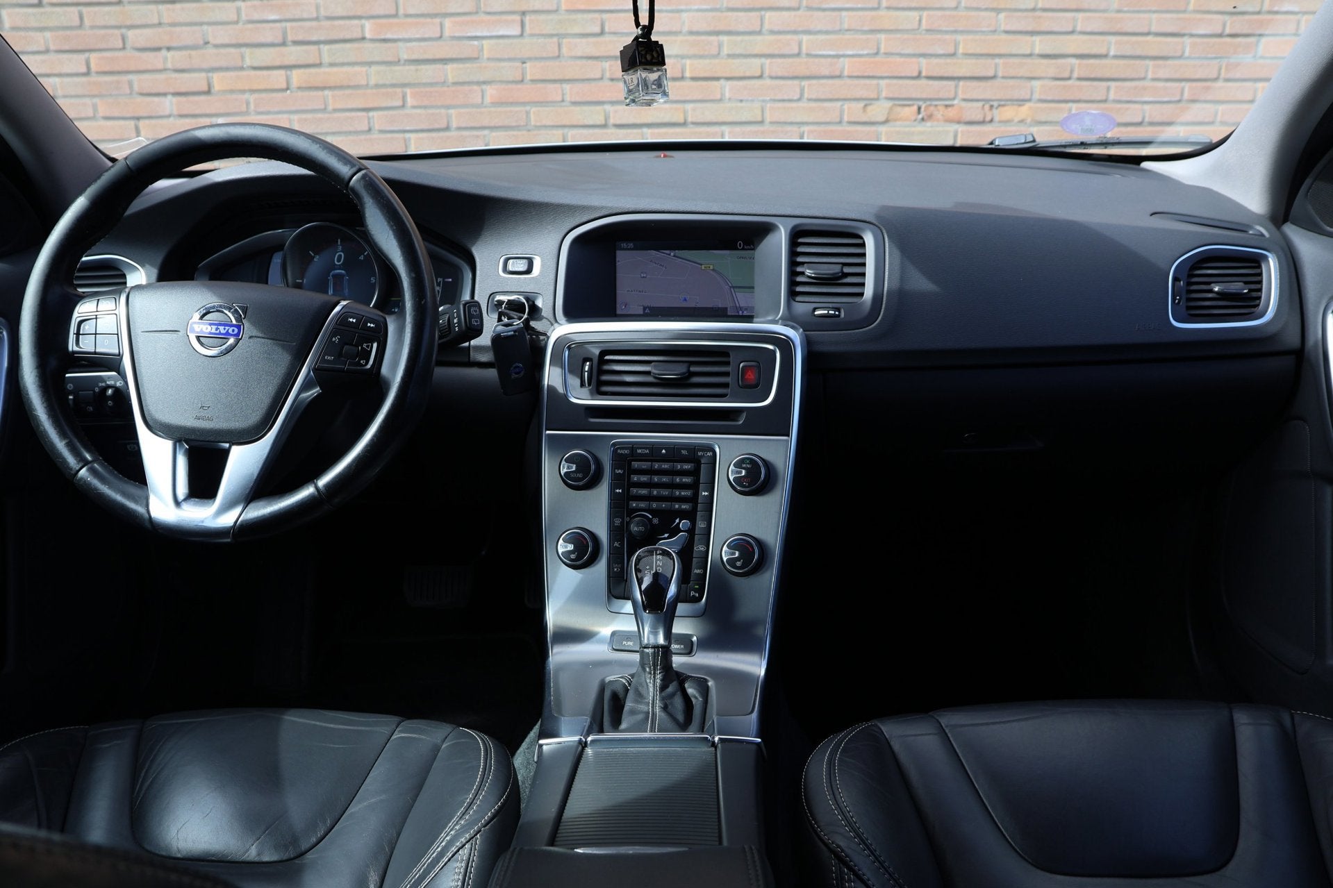 Volvo V60 2.4 D6 AWD Plug-In Hybrid Summum, Auto's, Automaat, Zwart, Automatische klimaatregeling, Vierwielaandrijving