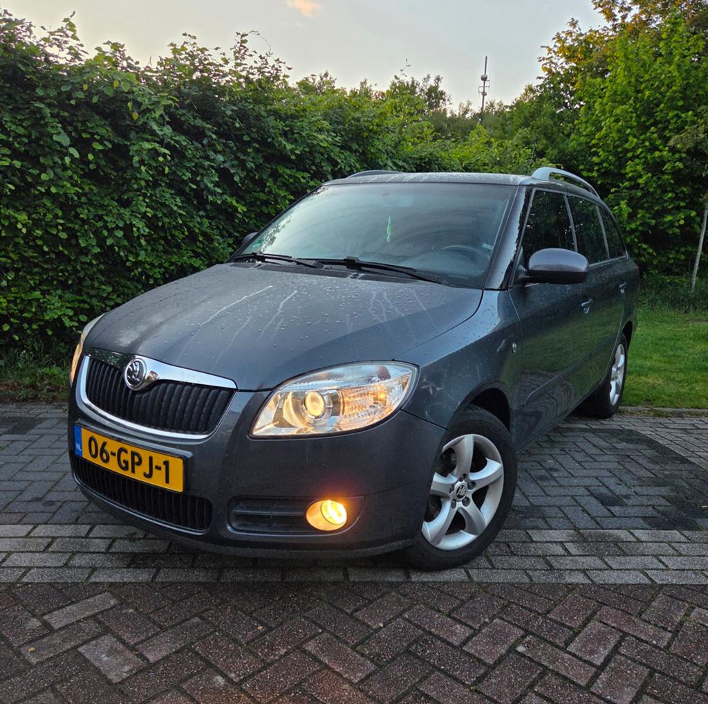 Skoda Fabia 1.6 16V | Elegance | AUT | NAP | DealerOnderhoud, Auto's, Skoda, 450 kg, Zwart, 4 cilinders, Leder en Stof