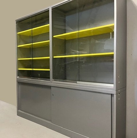 Vintage metalen kast met glas schuifdeuren (2 beschikbaar), Ophalen, 200 cm of meer, 150 tot 200 cm, 25 tot 50 cm