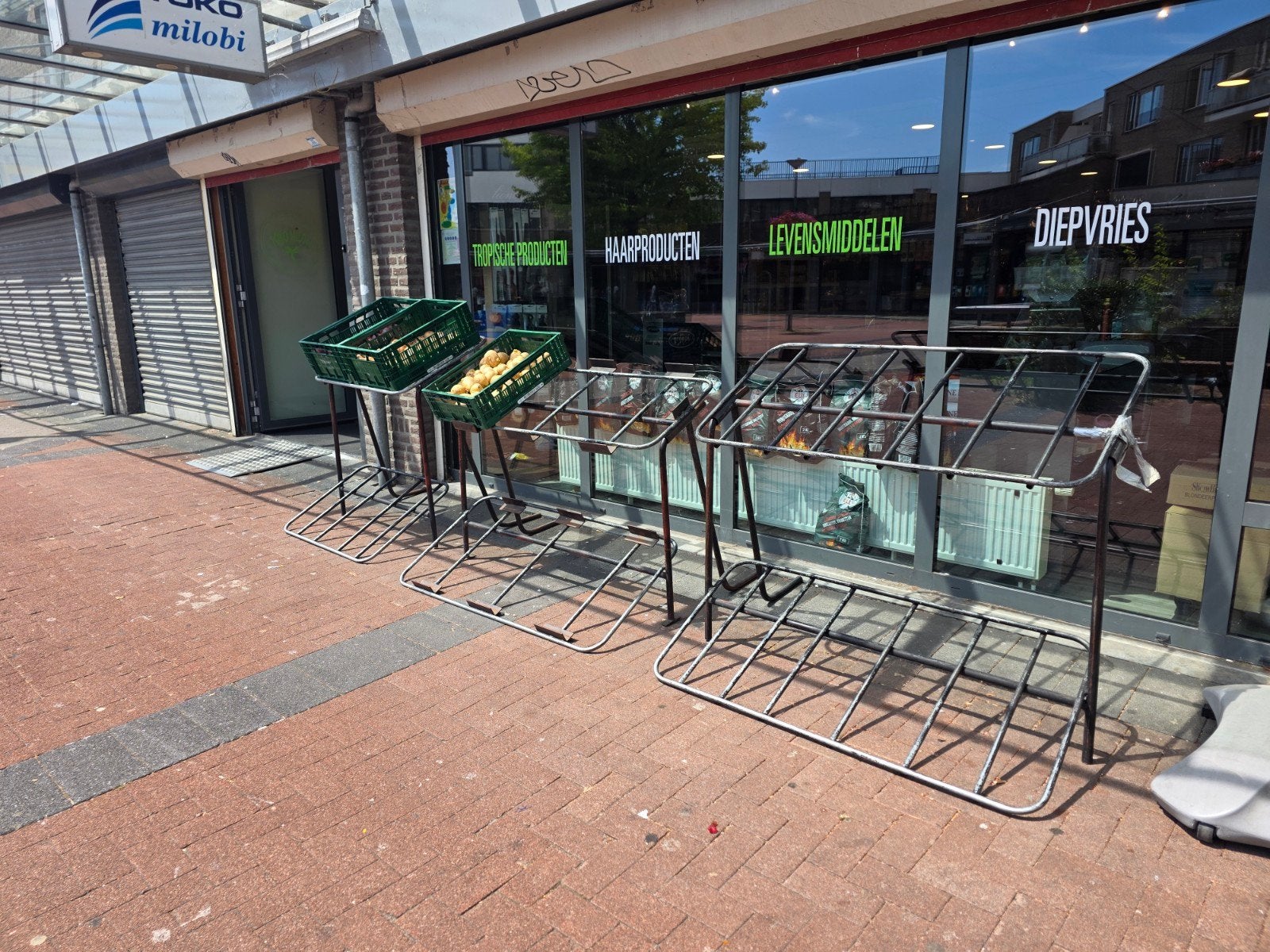 groente- en fruitstellingen voor winkel of markt, Ophalen