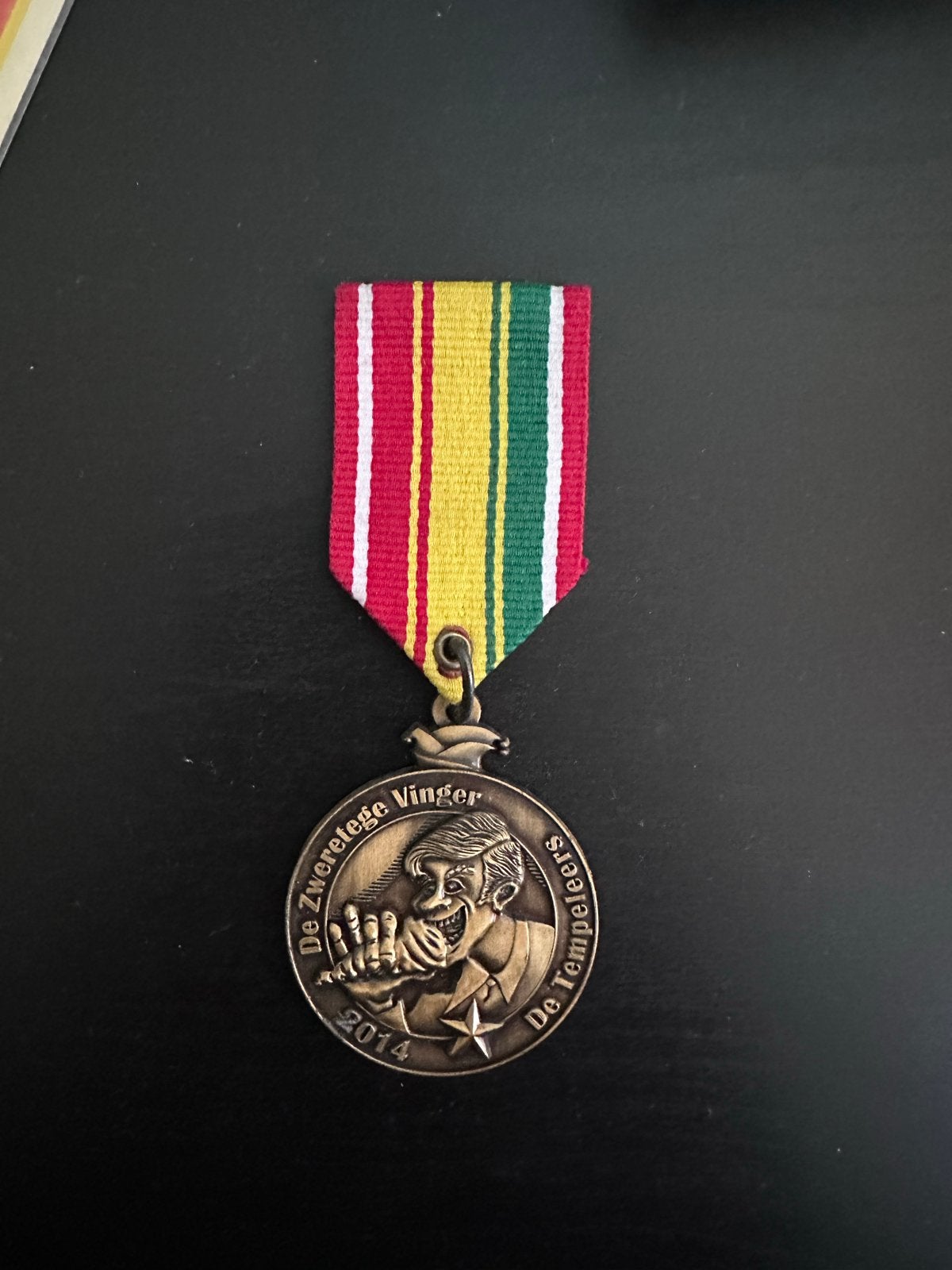 Carnavalsmedaille "De Zweretege Vinger" 2014 - Tempeleers, Ophalen of Verzenden, Overige materialen, Nederland