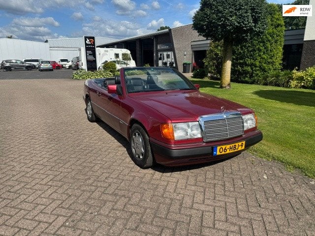 Mercedes-Benz 200-500 (W124) Cabrio 300 CE-24, Auto's, Automaat, Achterwielaandrijving, Gebruikt, Zwart
