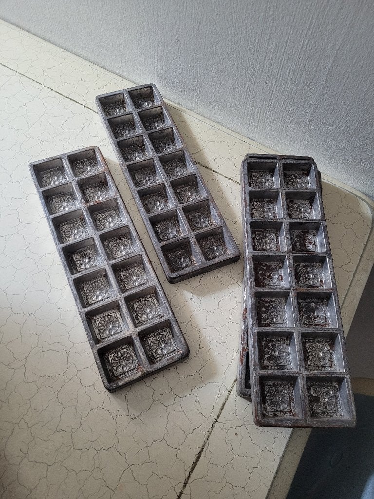 Zeer oude zware kwaliteit bonbon mallen p/st 5  foto 1t/m4