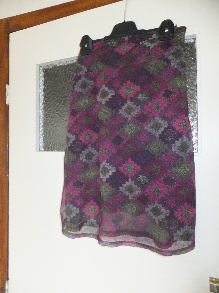 Prachtige rok in paars met mooie pasvorm en mooi patroon, Verzenden, Paars, Zo goed als nieuw, Maat 34 (XS) of kleiner