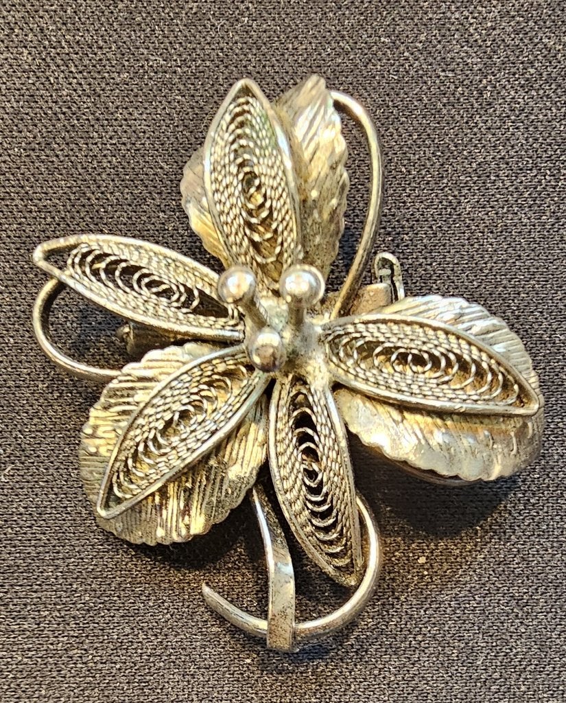 Vintage bloemvormige filigrain‑broche – handwerk & charme, Overige materialen, Minder dan 4 cm, Ophalen of Verzenden, Zo goed als nieuw