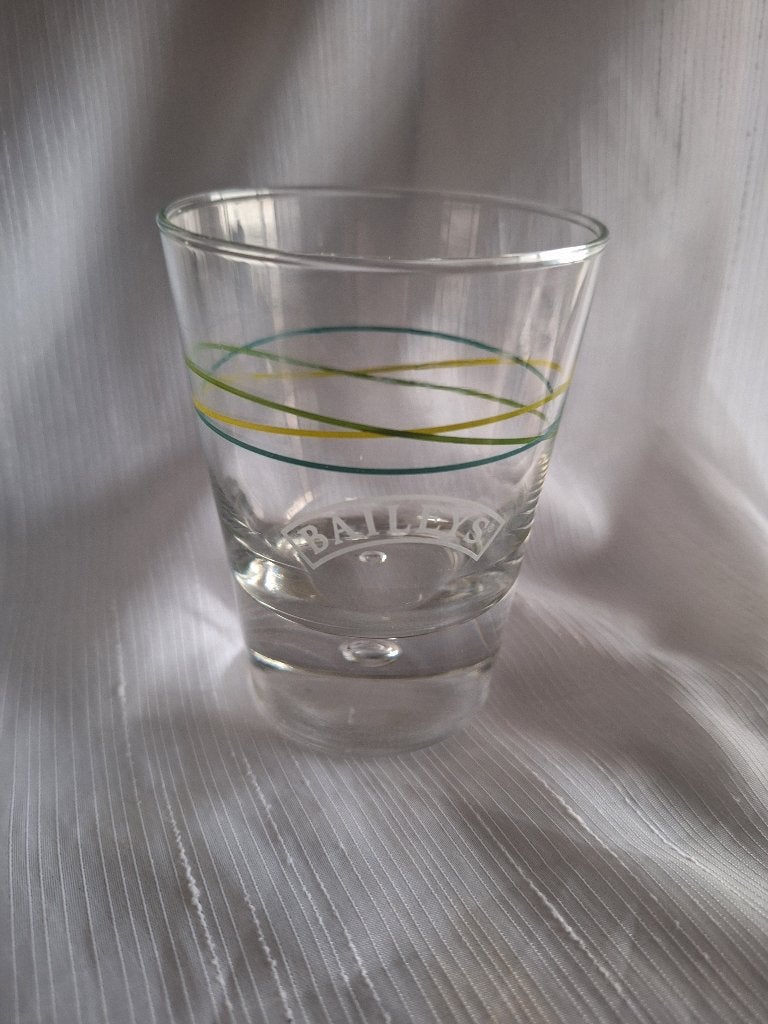BAILEYS glas met groene strepen, 1 stuk, Verzamelen, Glas en Borrelglaasjes, Ophalen of Verzenden, Zo goed als nieuw, Borrel- of Shotglas