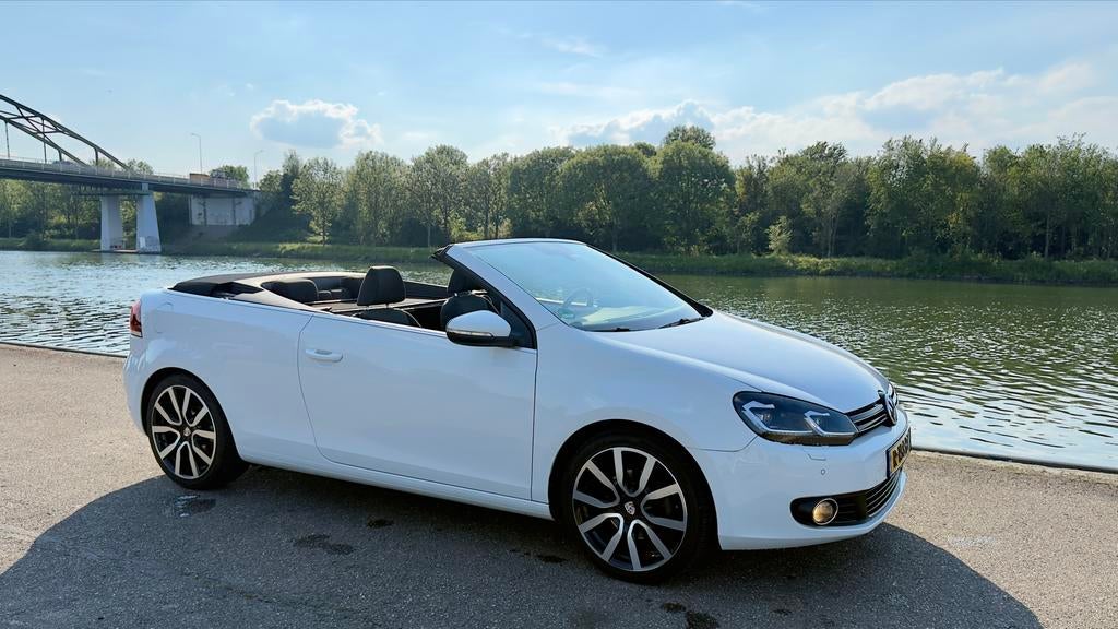 VW Golf 1.4 TSI cabrio 122pk Led Carplay Trekhaak APK, Auto's, Volkswagen, Voorwielaandrijving, Stof, Zwart, 4 cilinders