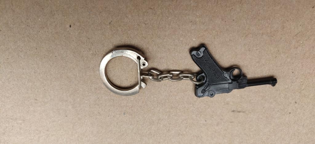 Vintage sleutel hanger met pistool, Verzamelen, Ophalen of Verzenden