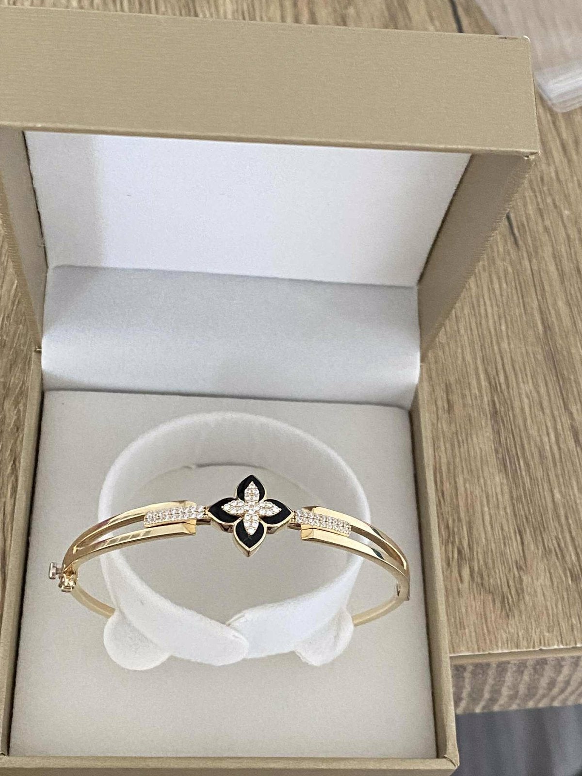 Prachtige 14 karaat gouden armband, 585 goud, Nieuw, Ophalen of Verzenden, Elastiek, Met edelsteen