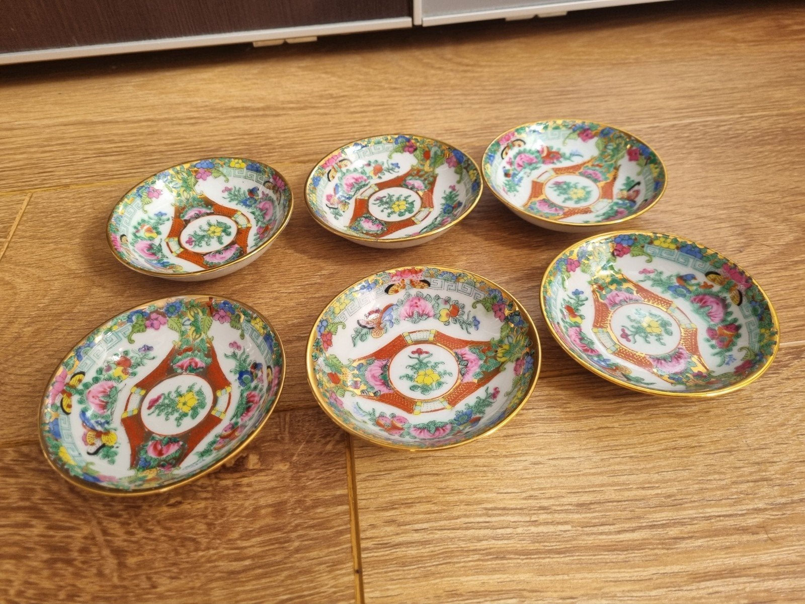 Set van 6 Chinese porseleinen schoteltjes, handgeschilderd, Ophalen
