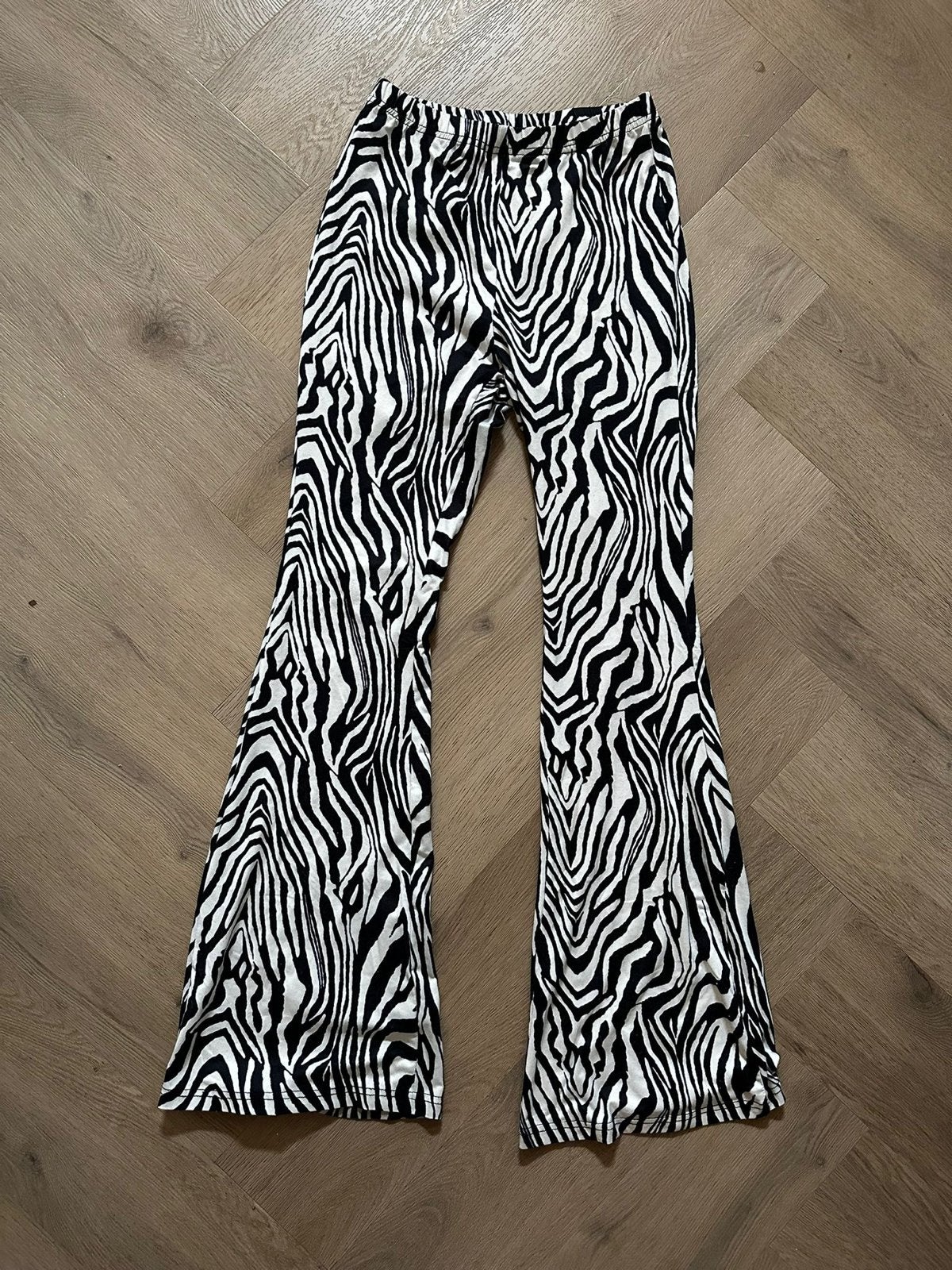 Shein zwart witte flairbroek met zebraprint - Maat XS, Zwart, Ophalen of Verzenden, Zo goed als nieuw, Maat 34 (XS) of kleiner
