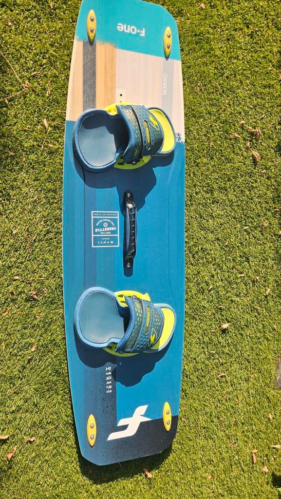 F-ONE WTF?! Carbon 130x38 kiteboard +bindingen en vinnen, Watersport en Boten, Kitesurfen, Twintip, Ophalen of Verzenden, Zo goed als nieuw