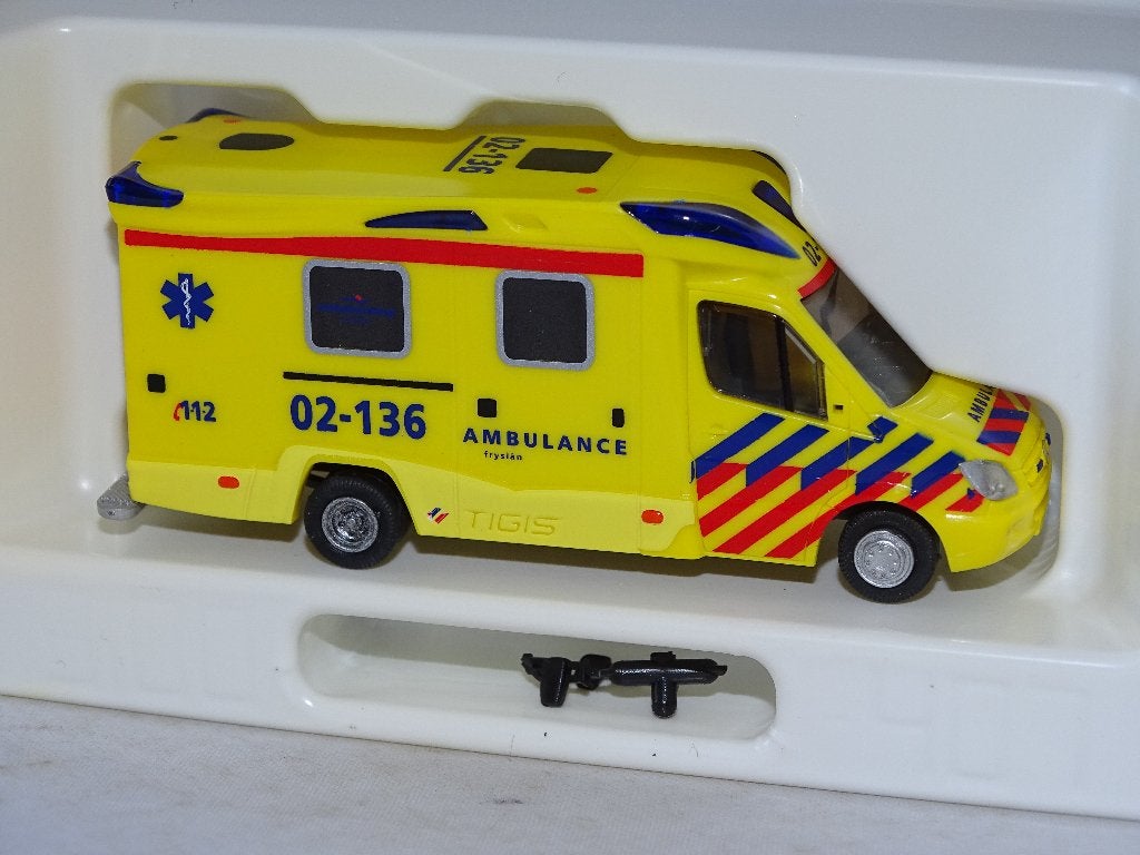 1/87 Rietze Mercedes Ambulance  02-136 Fryslan, Hobby en Vrije tijd, Ophalen of Verzenden, Nieuw, Auto, Rietze