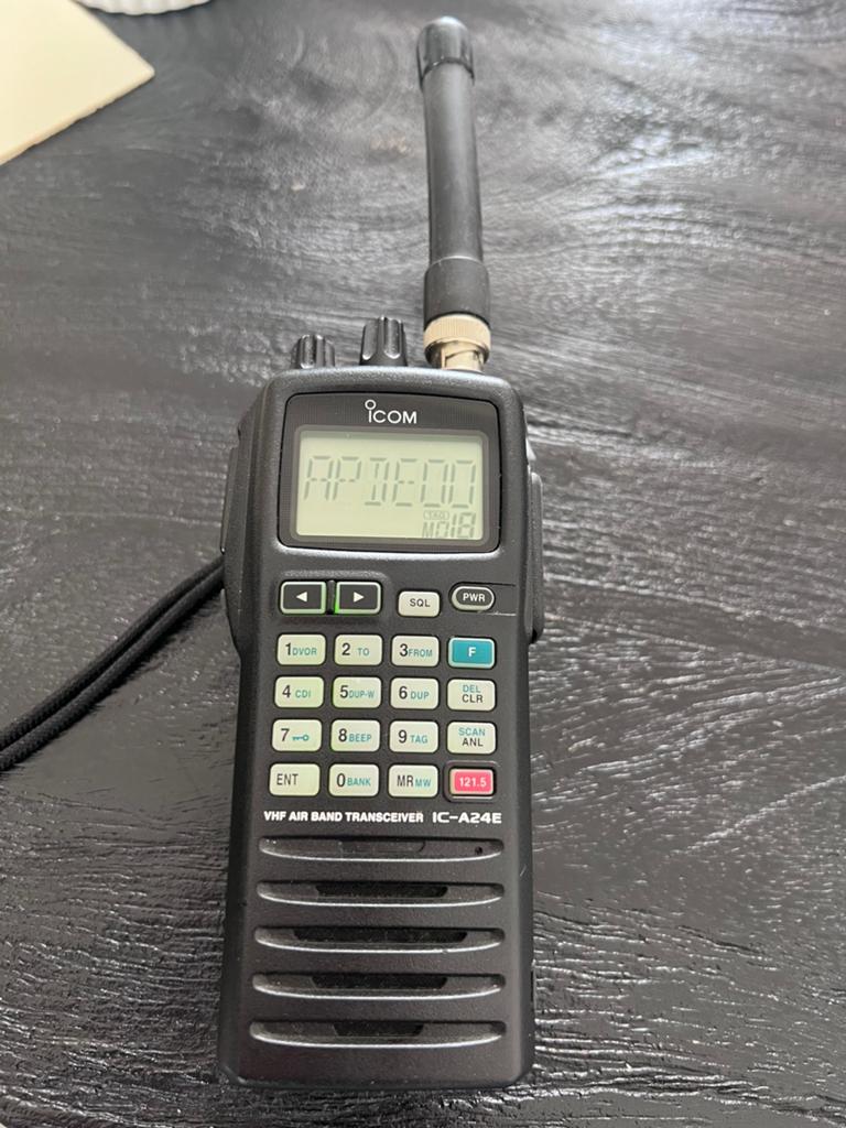 ICOM  VHF AIR BAND TRANSCEIVER IC-A24E, Telecommunicatie, Portofoons en Walkie-talkies, Ophalen of Verzenden, 15 km of meer