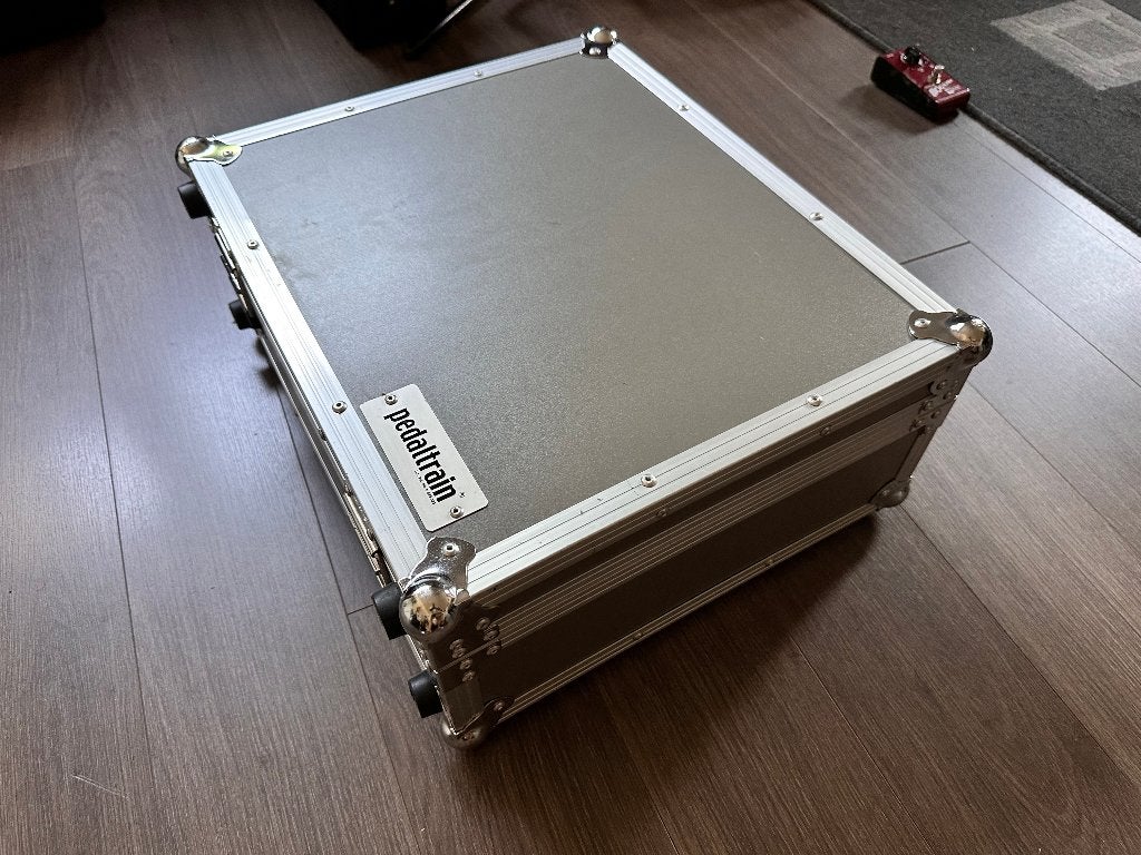 Te koop: PEDALTRAIN CASE MET INHOUD, Ophalen, Zo goed als nieuw, Distortion, Overdrive of Fuzz