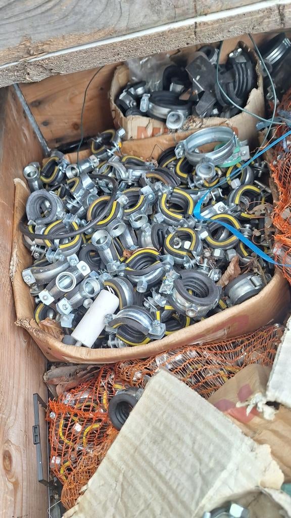 Nieuwe buizenklemmen met rubber van Fischer, Mupro, Flamco, Doe-het-zelf en Verbouw, IJzerwaren en Bevestigingsmiddelen, Ophalen of Verzenden