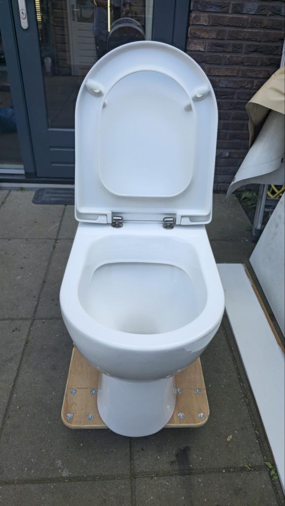 Nieuw staand toilet met stortbak en zitting, Doe-het-zelf en Verbouw, Sanitair, Nieuw, Toilet, Ophalen of Verzenden