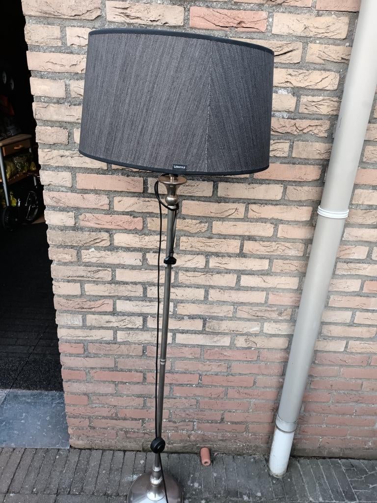 Zeer mooie Lifestyle staande lamp met grijze kap, Huis en Inrichting, Lampen | Vloerlampen, Ophalen of Verzenden