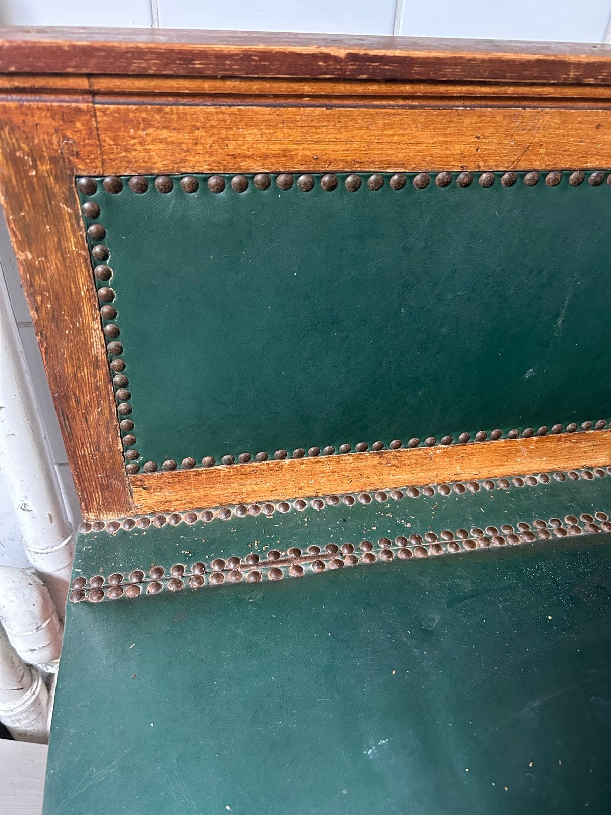 Antieke houten bank met groen leer en opbergruimte, Antiek en Kunst, Ophalen of Verzenden