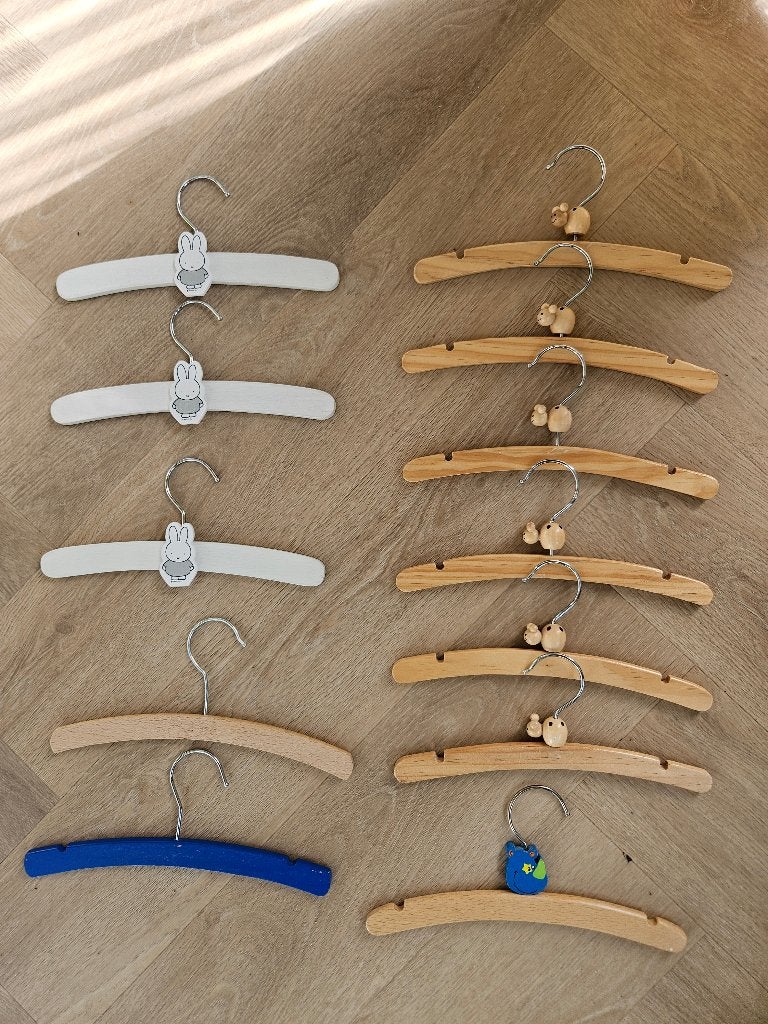 kinderkleding hangers hout, Kinderen en Baby's, Ophalen of Verzenden, Gebruikt