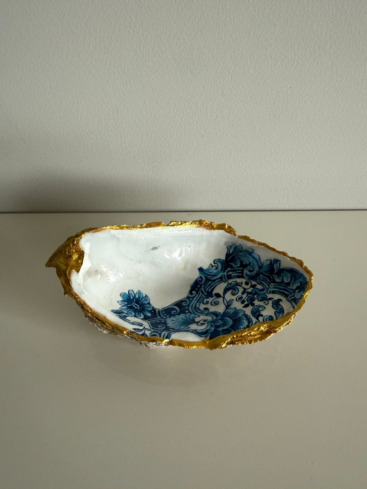 Bewerkte oester handgemaakt met gouden rand, Ophalen of Verzenden, Zo goed als nieuw