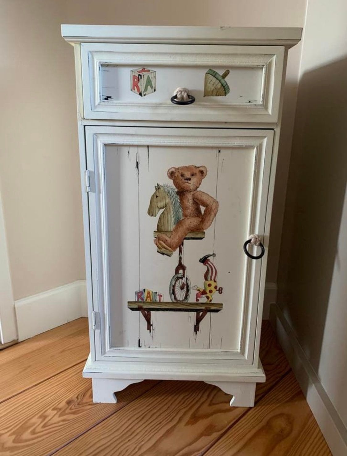 Kastje baby/kinderkamer, Ophalen, Zo goed als nieuw