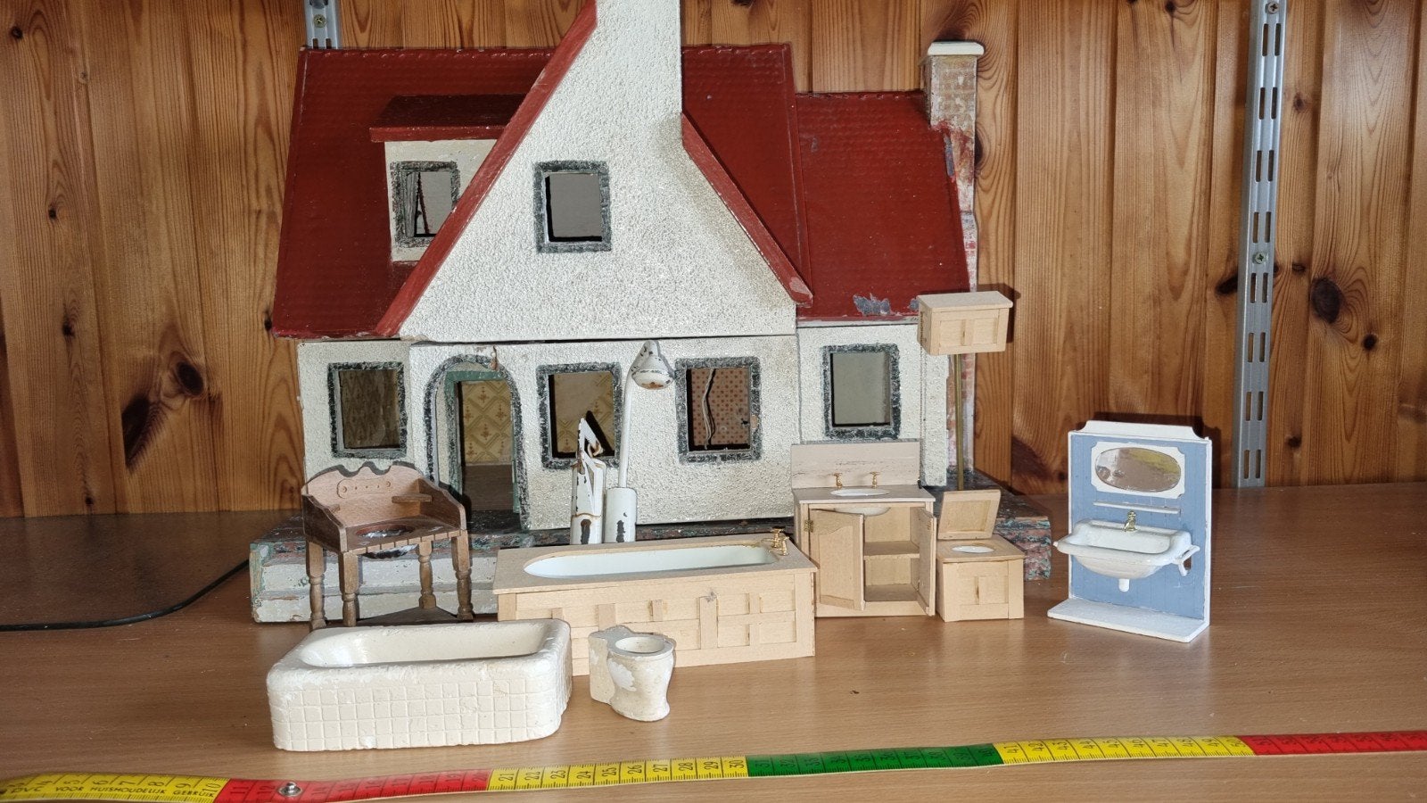 Vintage Poppenhuis met Badkamer Meubels, Ophalen of Verzenden, Gebruikt, Poppenhuis