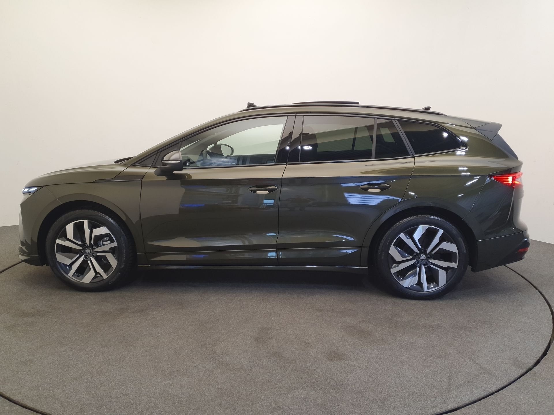 Skoda Enyaq 85 Sportline 82 kWh 286pk Wegklapbare trekhaak,, Auto's, Skoda, Automaat, 12 maanden, Achterwielaandrijving, Zwart