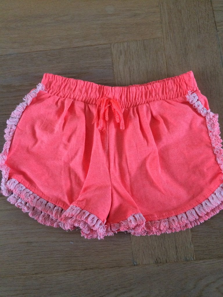 leuke neon oranje korte broek met franjes mt 110, Ophalen of Verzenden, Gebruikt, Meisje, Broek