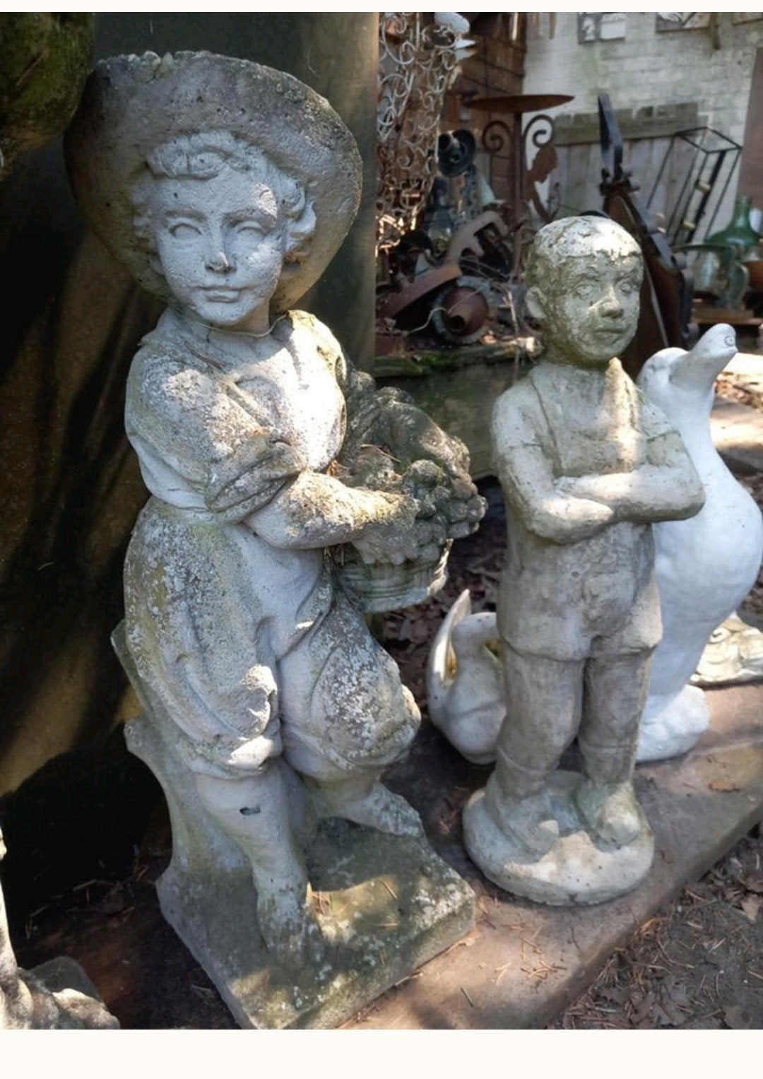 Brocante betonnen tuinbeelden, jongen en meisje, Ophalen of Verzenden, Gebruikt, Beton, Mensenbeeld