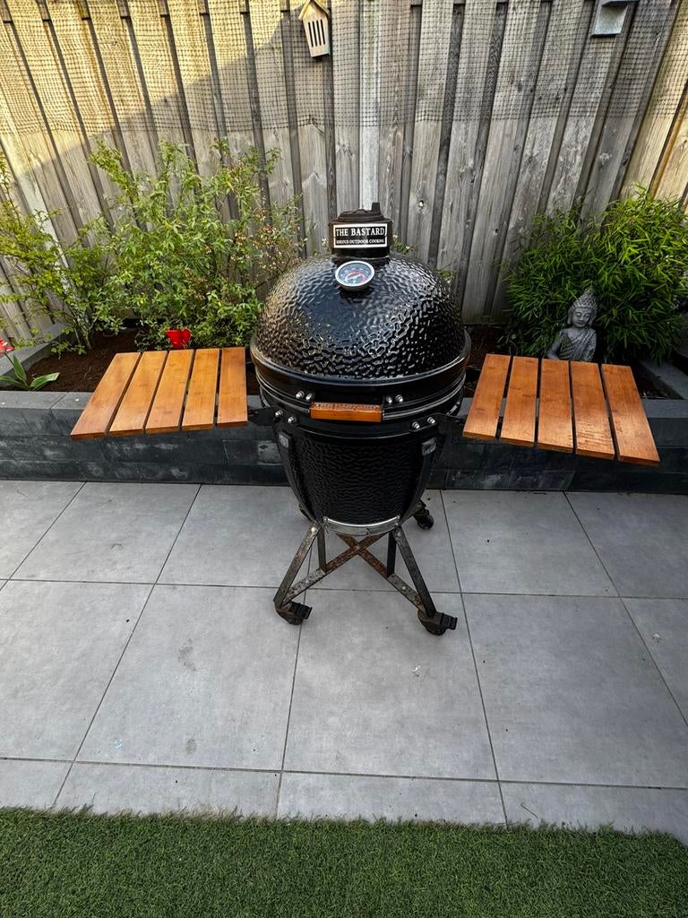 The Bastard Large Kamado, Ophalen, Zo goed als nieuw, Met accessoires