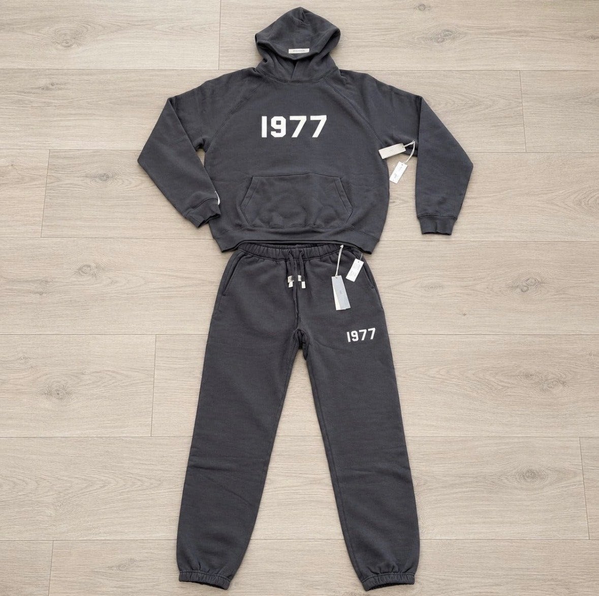 Fear of God Essentials 1977 Hoodie & Jogger Set, Ophalen of Verzenden, Nieuw, Maat 48/50 (M), Grijs