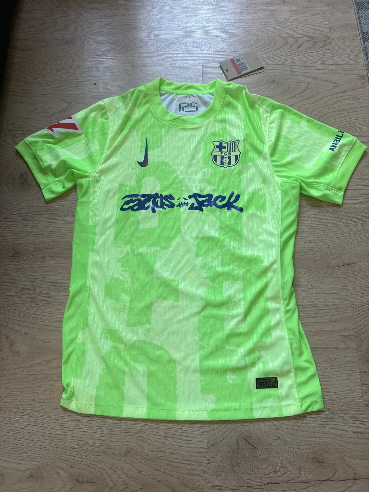 FC Barcelona x Travis Scott voetbalshirt - Nieuw, Maat 52/54 (L), Nieuw, Ophalen of Verzenden, Voetbal