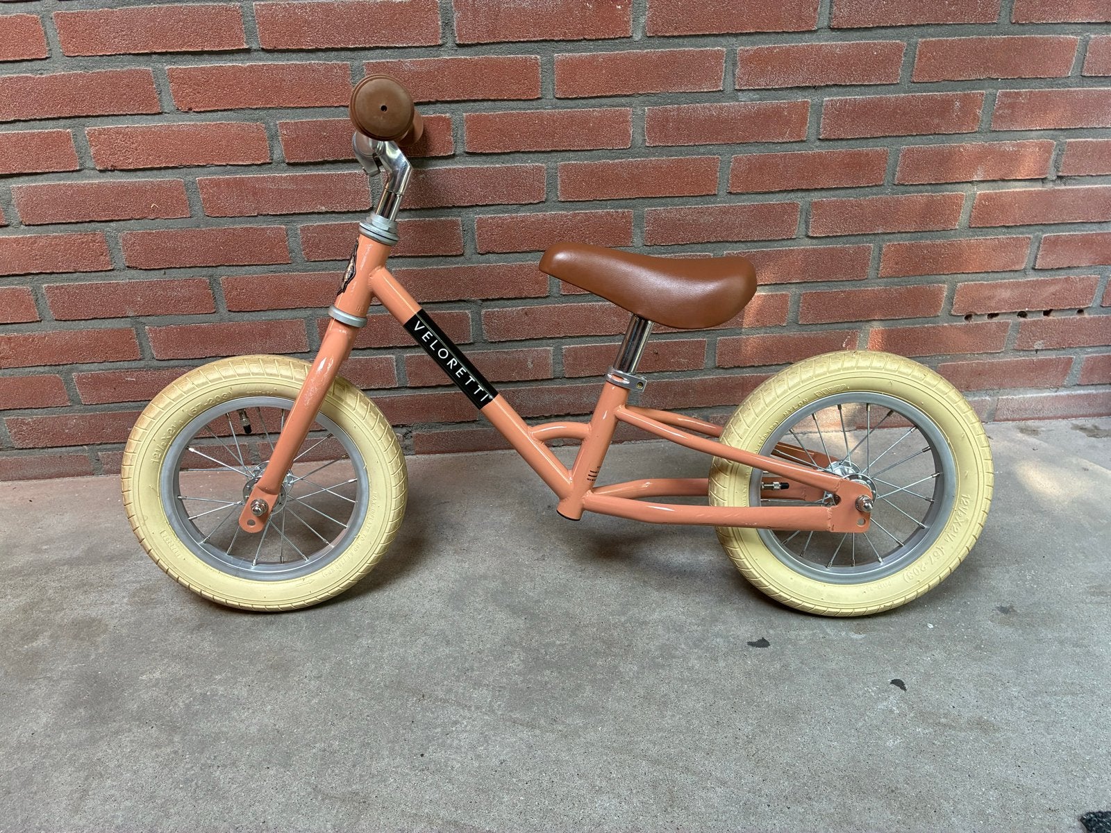 Veloretti Mini loopfiets zalm - Zo goed als nieuw, Fietsen en Brommers, Fietsen | Kinderfietsjes, Ophalen, Zo goed als nieuw, Minder dan 16 inch