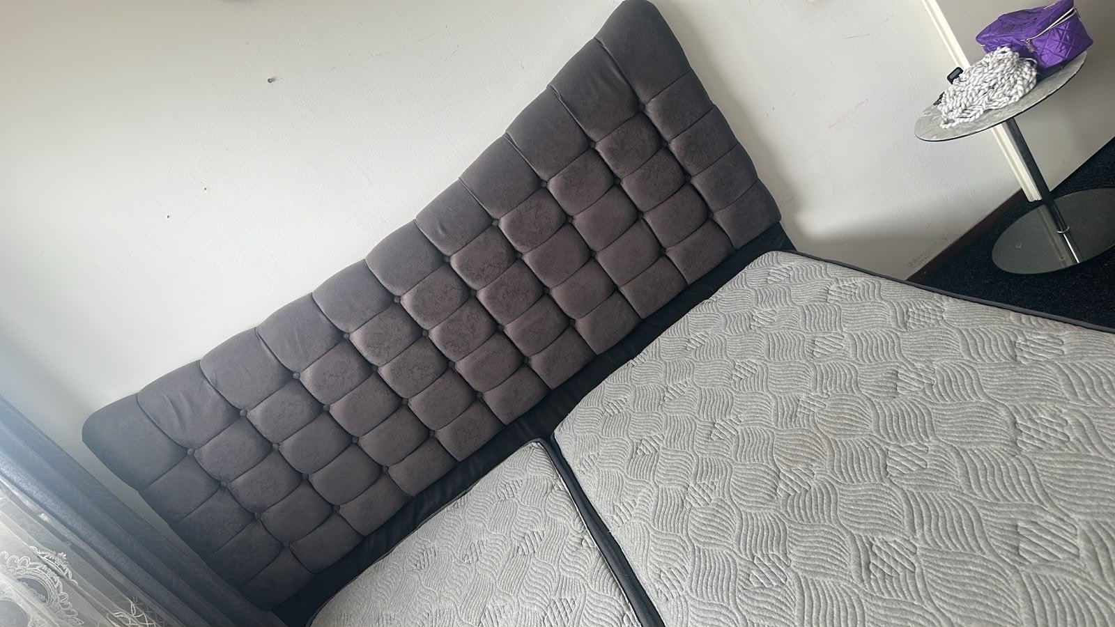 Tweepersoonsbed met gestoffeerd hoofdbord en matrassen, Huis en Inrichting, Slaapkamer | Bedden, Ophalen, Gebruikt, 210 cm, Tweepersoons