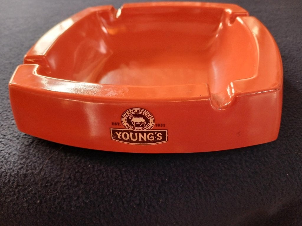Oranje Asbak. Melamine.  Young's. The Ram Brewery.  ca. 1970, Verzamelen, Verzenden, Huis en Inrichting