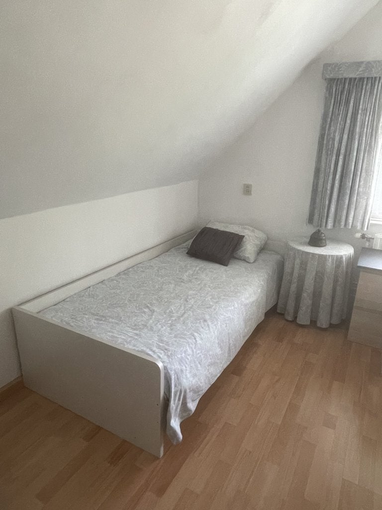 Eenpersoonsbed met bureau en kledingkast, Ophalen, Zo goed als nieuw, Eenpersoons, Modern, functioneel