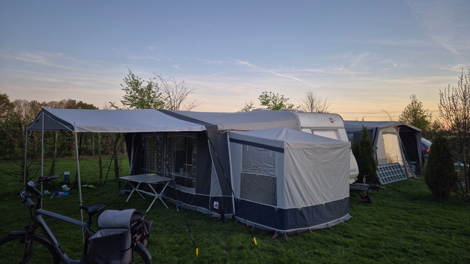 Bürstner caravan uit 1996 met voortent, luifel en zijtent, Rondzit, Dwarsbed, Particulier, Tot en met 5