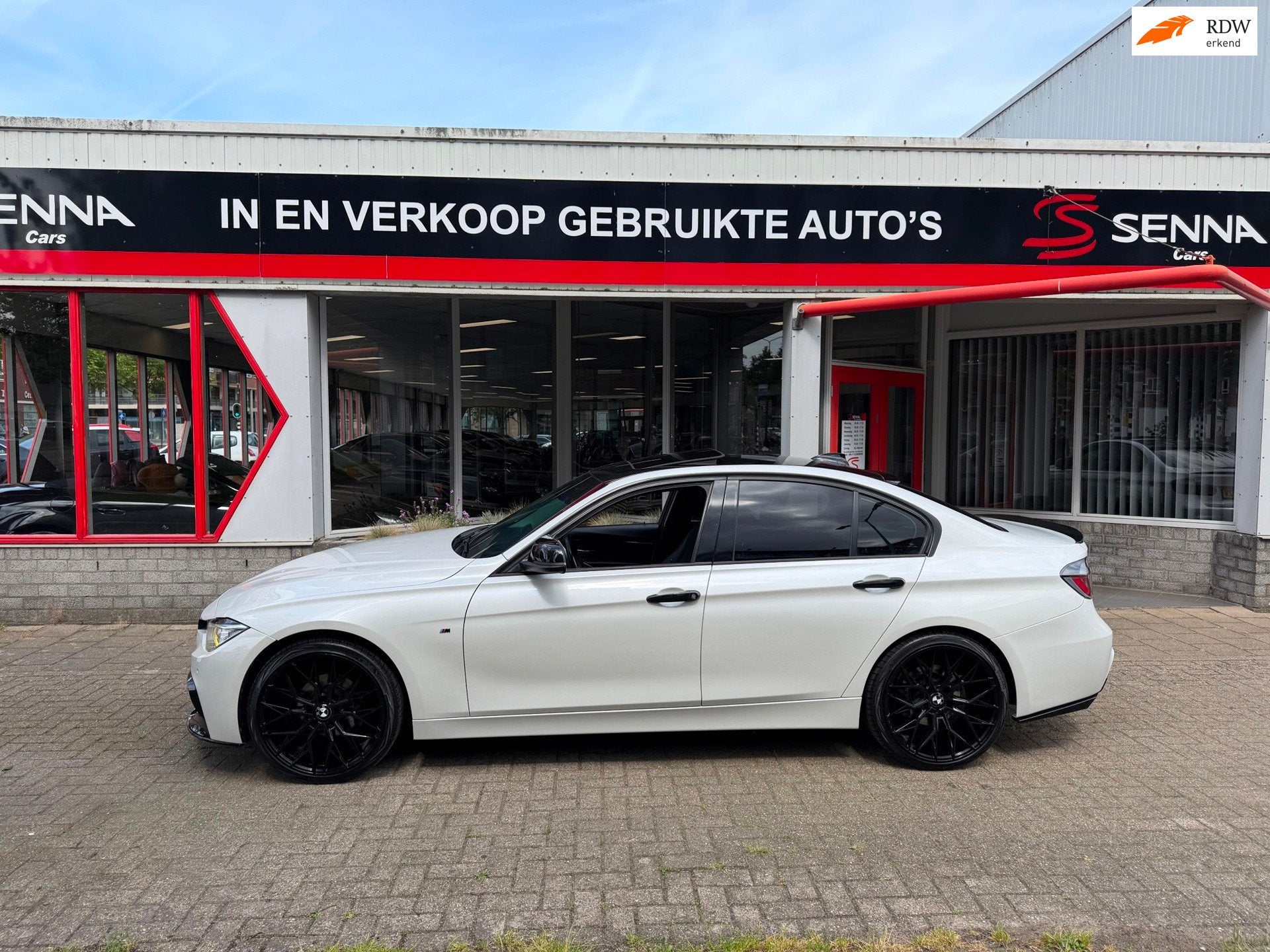 BMW 3-serie 320i Aut - M pakket - 20 inch - Leer - HUD - Kle, Auto's, BMW, Automaat, Euro 5, Achterwielaandrijving, Gebruikt