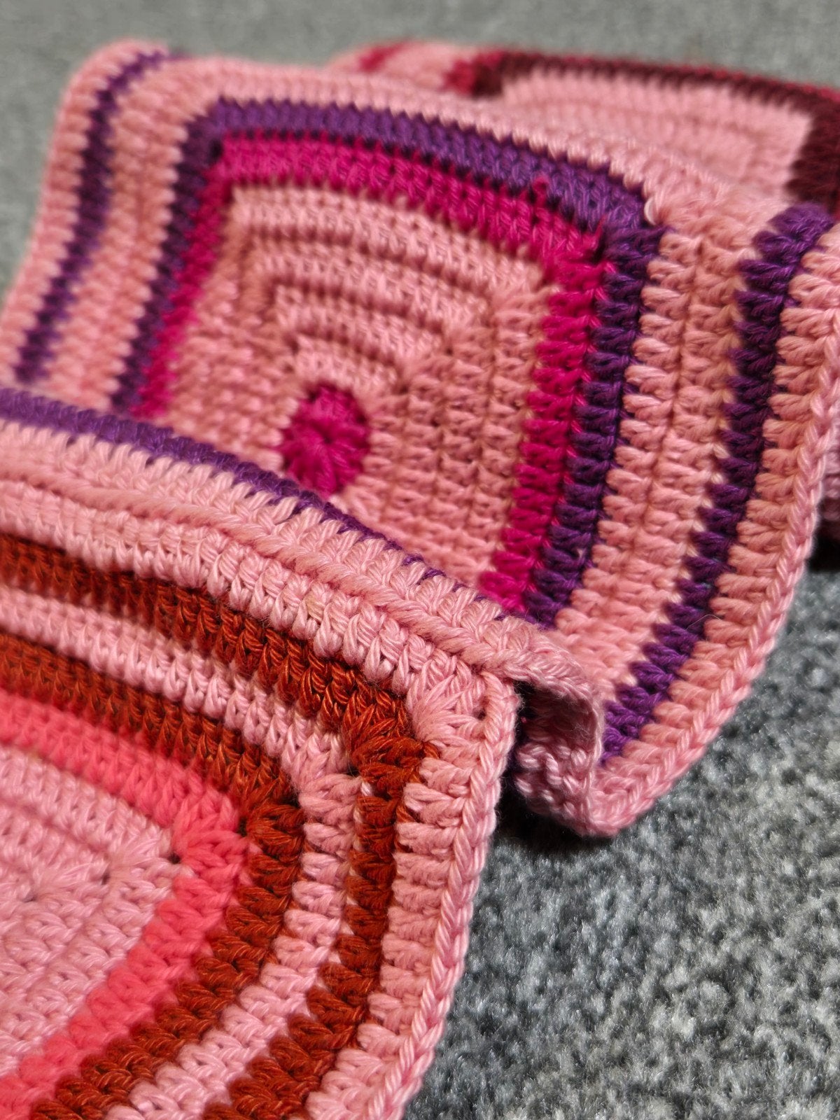 Gehaakte Granny Squares - Roze/Paarse tinten• DIY projecten, Ophalen of Verzenden, Nieuw, Haken, Patroon of Boek