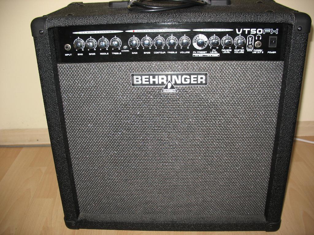 BEHRINGER GITAARVERSTERKER VT50FX, Muziek en Instrumenten, Versterkers | Bas en Gitaar, Ophalen, Zo goed als nieuw, Gitaar, 50 tot 100 watt