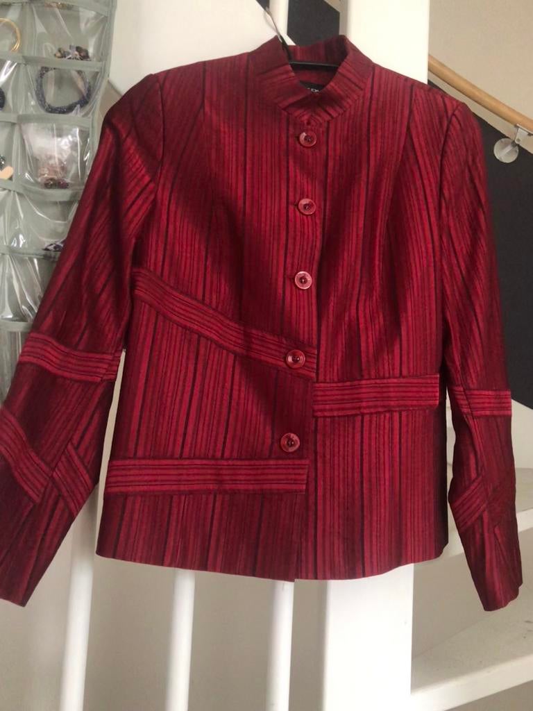 Elegant Rood Jasje met Uniek Streepdesign, Kostuum of Pak, Maat 42/44 (L), Nieuw, Ophalen of Verzenden