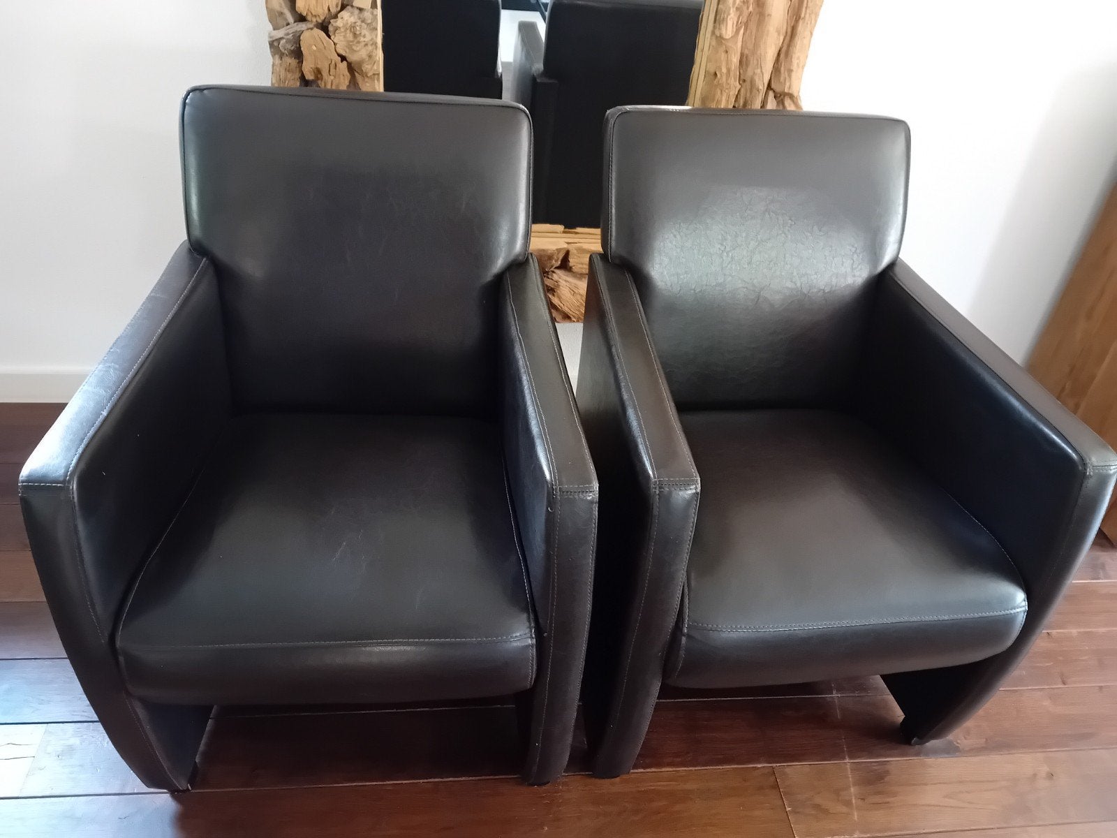 Twee eetkamerstoelen (of fauteuils) donkerbruin kunstleder, Huis en Inrichting, Fauteuils, Ophalen, Gebruikt, Minder dan 75 cm
